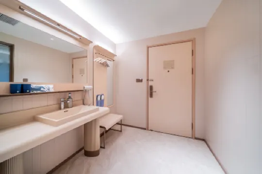 HanTing Hotel (Chongqing Ba'nan Lijiatuo Zhengjie) Отели рядом с достопримечательностью «Kong Xiangxi Residence of Chongqing»