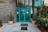 RedDoorz Plus @ BGC near St. Lukes