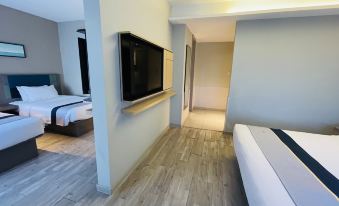 Ease Hotel (Dandong Railway Station Post and Telecommunications Building)