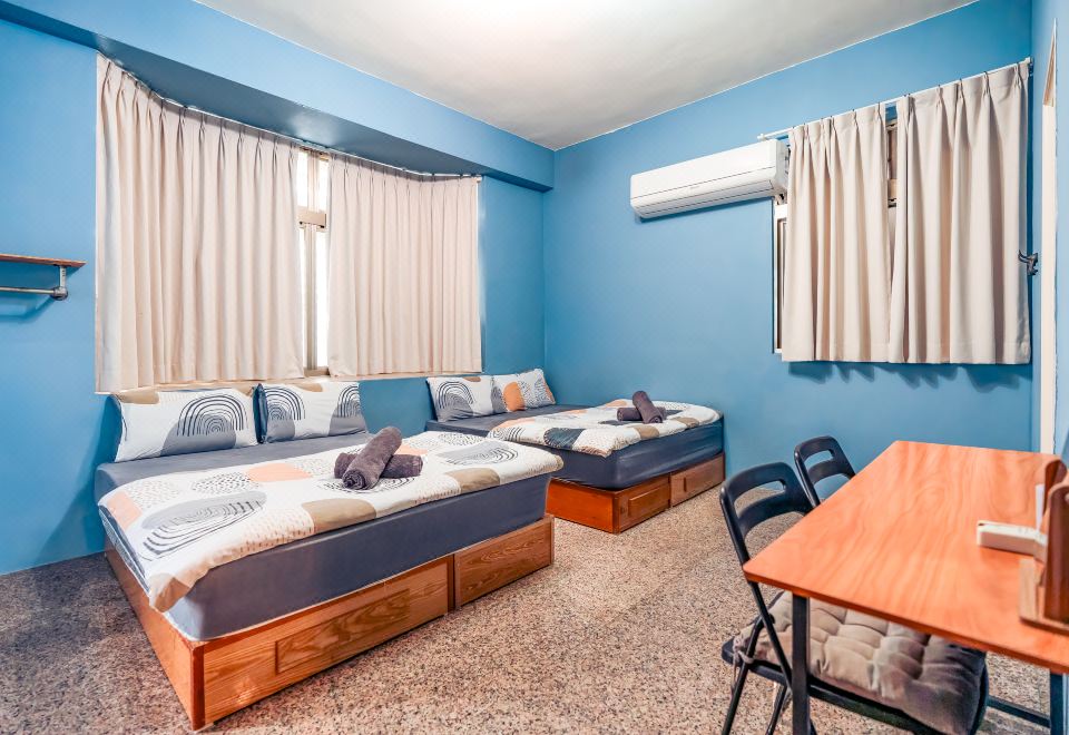 뤼다오향의 푸른 바다와 등대