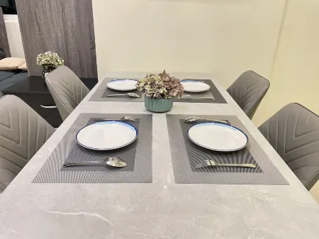 Kuching City Center Riverine Apartment With Balcony & City Views Отели рядом с достопримечательностью «New Sarawak State Legislative Assembly Bldg»