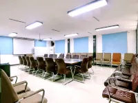 Fengyu Fashion Hotel (Gongyi Railway Station Xingyue Times Square Branch) - parkir