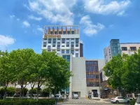 New Dynasty Hotel(Kaifeng Qingming Riverside Landscape Garden) Hotels in der Nähe von Radio and TV University of Kaifeng Network College