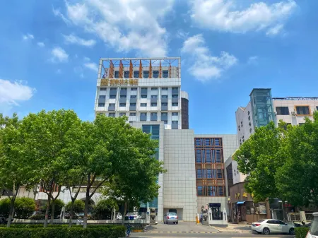 New Dynasty Hotel(Kaifeng Qingming Riverside Landscape Garden) Отели рядом с достопримечательностью «Kaifeng Gulou Plaza»