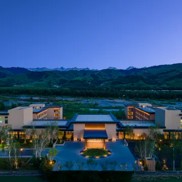 那拉提綠髮智選假日飯店 那拉提旅遊風景區附近的飯店