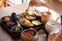 The luxury resort hotel - 조식 운영
