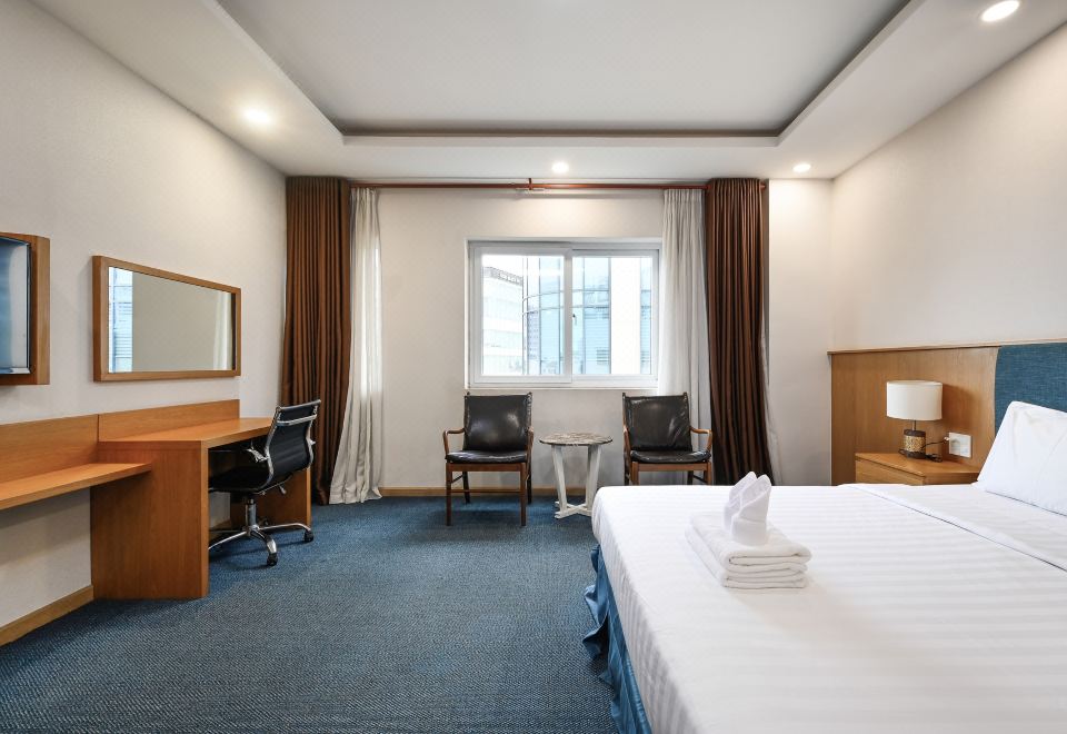 선샤인 에어포트 호텔의 밝고 넓은 침실