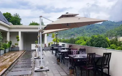 Ya'an Yinqi Guquan Homestay (Zhougong Mountain Tourist Resort) Hotel di Pemandian Air Panas Zhougong