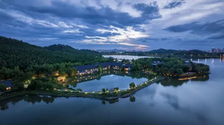 Peninsula Hotel Pingtian Отели рядом с достопримечательностью «Pingtianhu Lotus Platform»