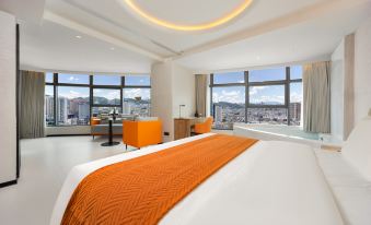 Bairan Private Hot Spring Smart Cinema Design Hotel (Xingyi Jushan Square Huijin Center)