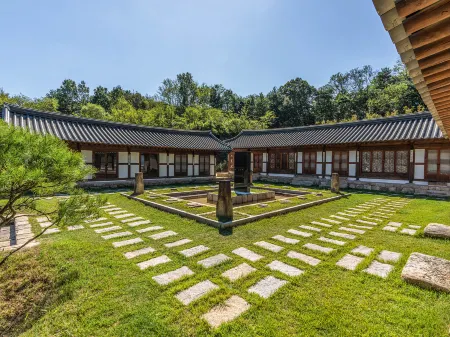 Rakkojae Andong Hahoe Hanok Hotel Отели рядом с достопримечательностью «Byeongsanseowon Confucian Academy»