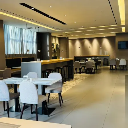 Homeinn Selected Hotel (Dandong Railway Station Post and Telecommunications Building)