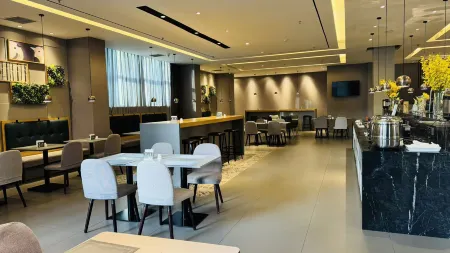 Homeinn Selected Hotel (Dandong Railway Station Post and Telecommunications Building) Отели рядом с достопримечательностью «Yalu River Broken Bridge»