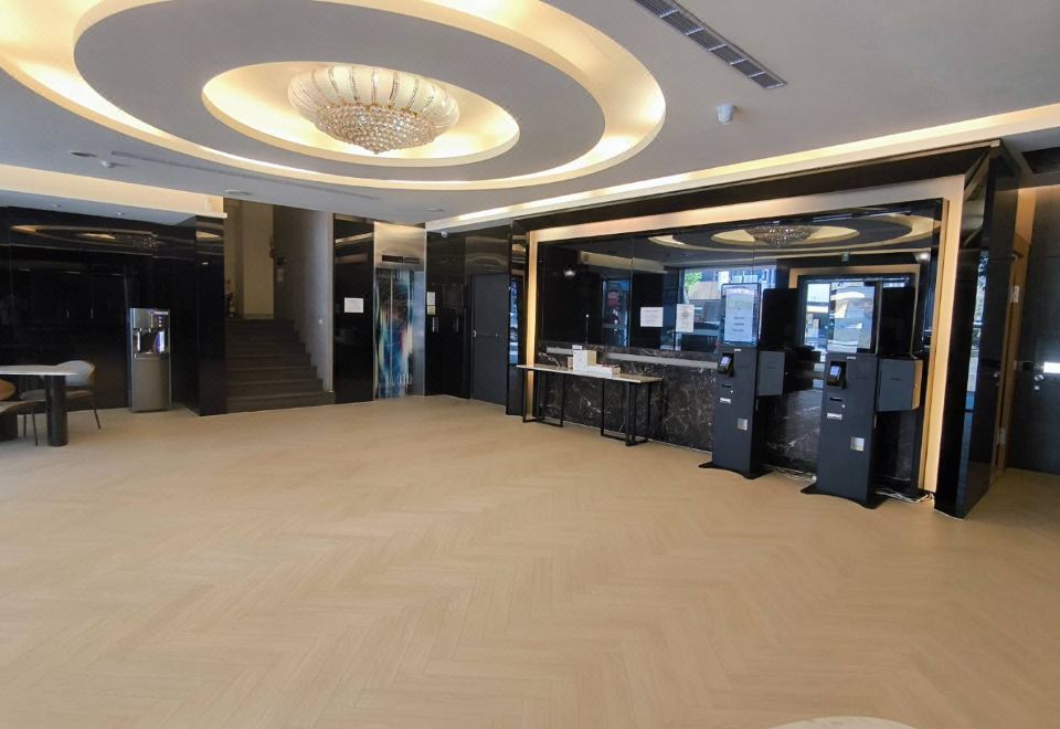 깔끔하고 모던한 호텔 로비 사진