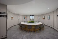 Lichun Rui-Xuan Hotel, Hongshan Square Subway Station, Wuchang Station, Wuhan. - parking