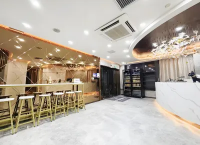 Riverfront Youth Hostel Hotels in Changshou Road Commercial Area