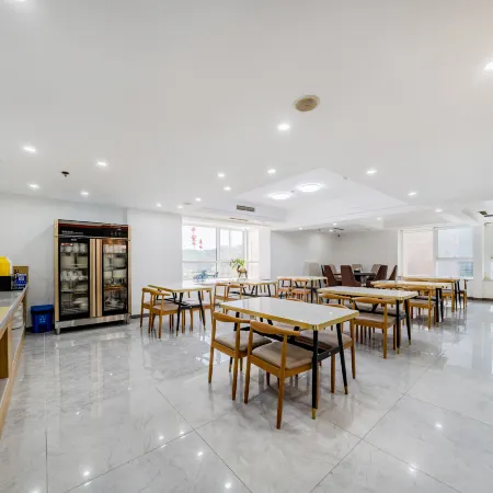 NO.8 Qing Ni Apartment(DL Railway Station Zhongshan Square Branch ) Отели рядом с достопримечательностью «Парк Труда»