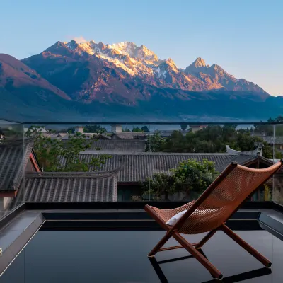 Chaomu · Sunlit Golden Mountain – Snow Mountain View Sky Garden Villa (Shuhe Ancient Town, Lijiang) 世界遺產公園周辺のホテル