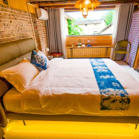 Xiaohuajiang Buyi Qiaoyuan Homestay Отели в г. Чженьфен