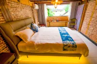 Xiaohuajiang Buyi Qiaoyuan Homestay