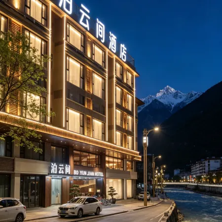 Boyunjian Hotel (Maoxian Ancient Qiang City)