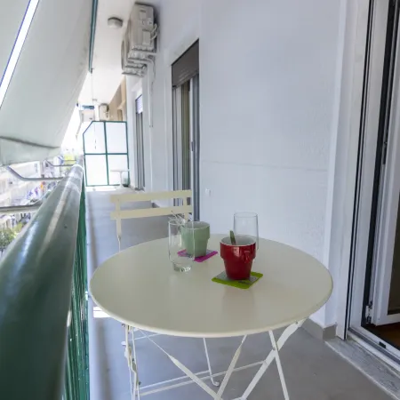 Retro Pop Classic 2 bed Luxury Hop to Acropolis