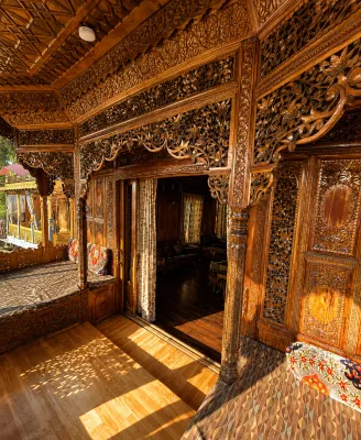 Baktoo Palace premium Houseboat Hotéis em Nigeen Lake