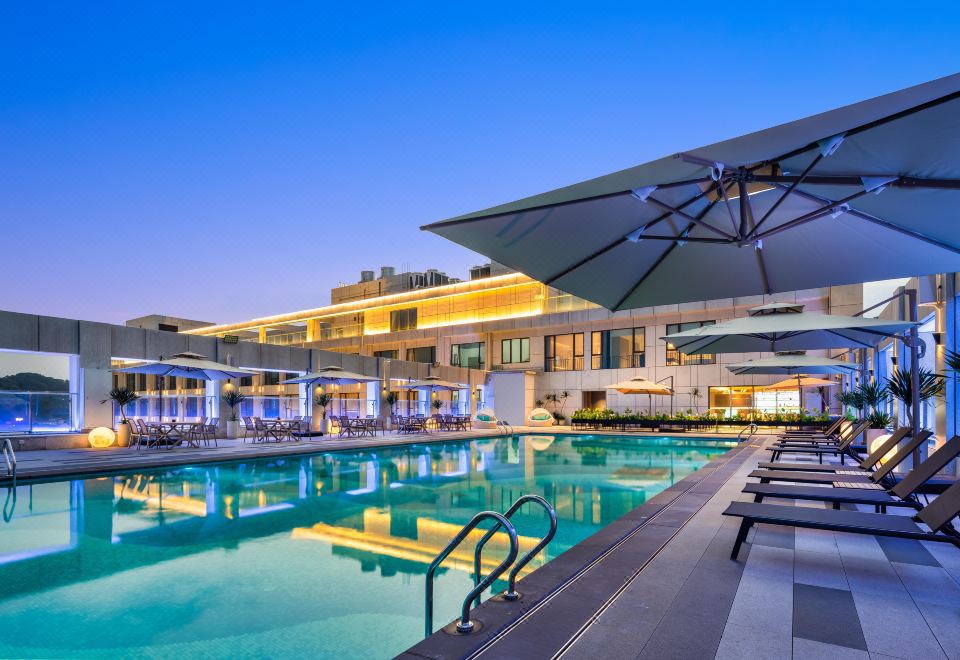 홈2 스위트 바이 힐튼의 깔끔한 조식 공간