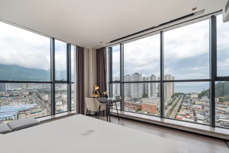 Dali High-speed railway station Erhai Park Atour Hotel