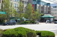 Inn at Great Neck, BW Premier Collection Hotels near Tina Demel Inc