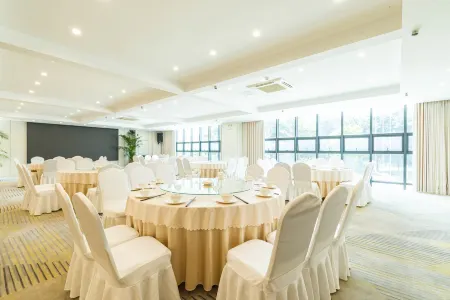 Chongqing Prince Hotel (Dadukou Wanda Plaza) Отели рядом с достопримечательностью «Huayan Temple»