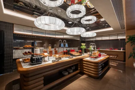 Radisson Red Wuhan Optics Valley Science & Technology Exhibition Center Grand Joy City Отели рядом с достопримечательностью «Hubei University of Education»