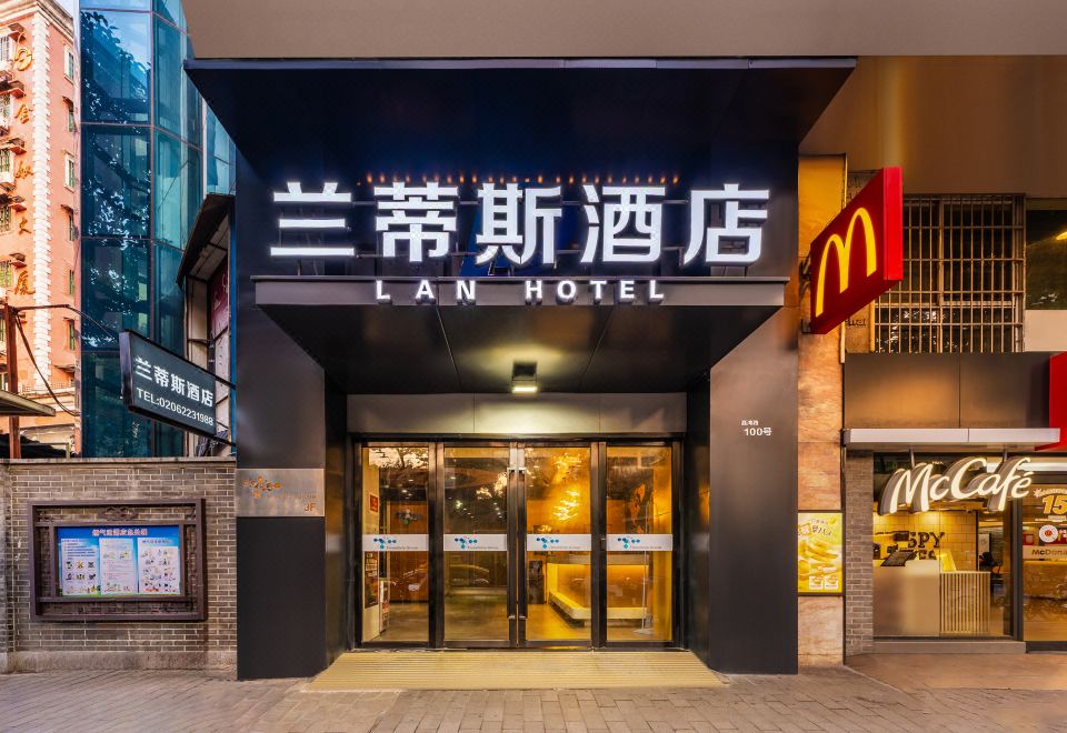 랜디스 호텔 심플한 외관 이미지