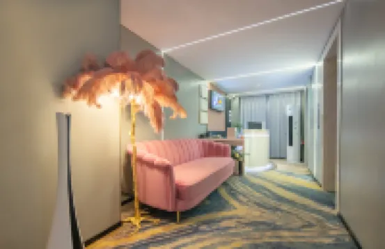 Qitu E-Sports Hotel (Dengzhou Leifeng Road)