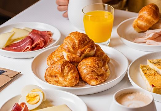 3. 알로프트 자카르..