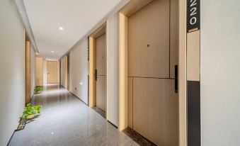 HongJun · JingXin Business Apartment Hotel (Shanghai Baoshan Road Metro Station)