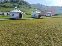 Bateer Yurt (Guanshan Grassland) - con vista montagne