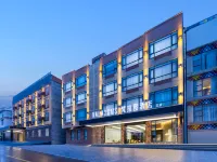 Vala Toms Cliff - stream - tracing Hotel (Siguniang Mountain Scenic Area Store) Hotels in Xiaojin