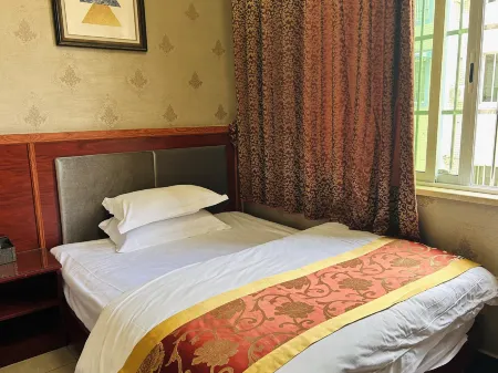 Jiajiang Yingchun Hotel Отели рядом с достопримечательностью «Dongfeng Weir-Qianfo Rock»