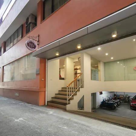 HB Serviced Apartment - 121B Quan Hoa Отели рядом с достопримечательностью «Кау Гиай»