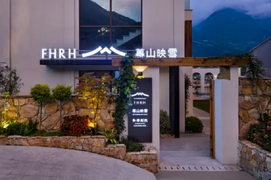 Dusk Mountains Reflecting Snow · Private Hot Spring Villa (Emei Mountain Scenic Area Branch) Hôtels à proximité de : Wannian Temple