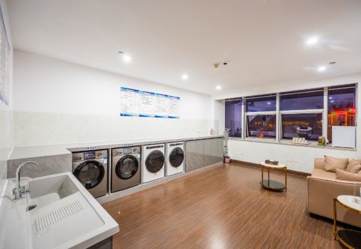 1. 충쭤 인터내셔널..