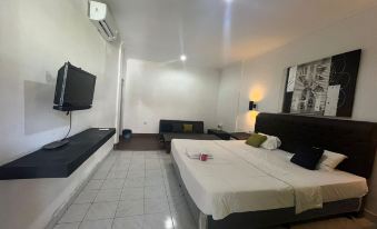 OYO 93176 Hotel Savira