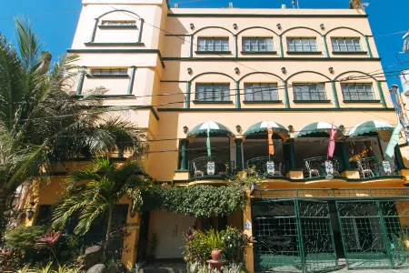 RedDoorz @ Yahweh Spring Retreat & Resort Laguna Отели в г. Каламба