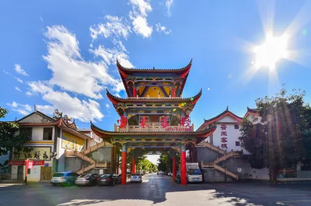 Luding Yunlai Inn Отели в г. Моудин