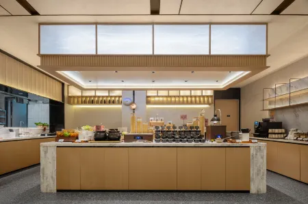 Atour Hotel Kunming Changshui International Airport Yunlifang Отели рядом с достопримечательностью «Yeya (Wild Duck) Lake Holiday Resort»