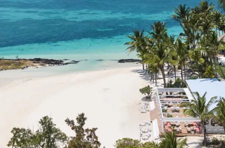 LUX* Belle Mare Отели в г. Катр Коко