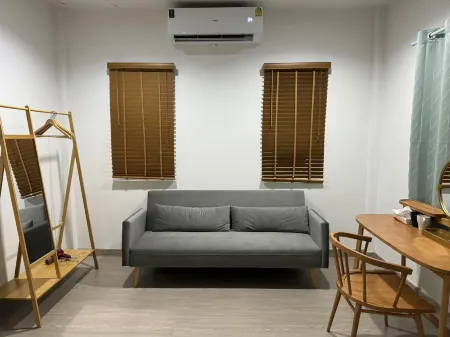 Coolplay house sukhumvit onnut Отели рядом с достопримечательностью «Wat Maha But Temple - Mae Nak Shrine»