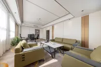 Saint Via Holiday Hotel (Ruili Avenue Branch)