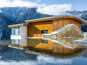 Floral Lux Hotel·Dagu glacier gaer Manor Hotel